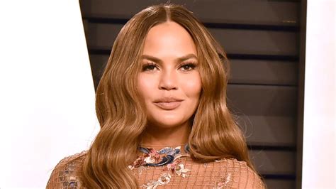 chrissy teigen topless|Chrissy Teigen Posts Topless Photo as She Undergoes。